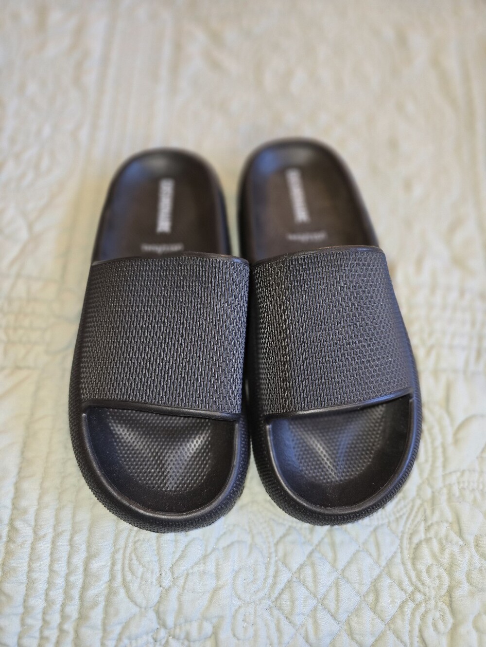 NWOT Cushionaire Feather Pillow Women's Size 11 Or EU 41 Black Slide Sandals - Picture 2 of 3